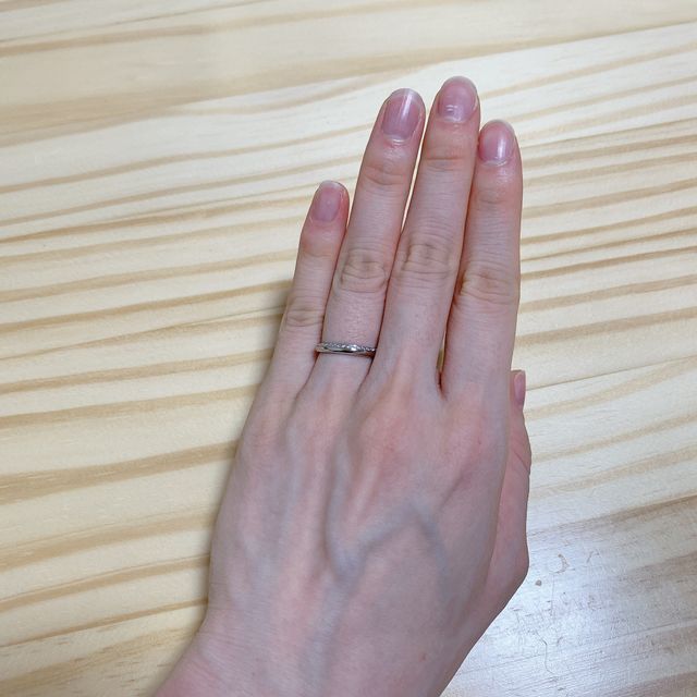 【アイプリモ(I-PRIMO)の口コミ】 片側面にのみ小さなダイヤが埋められていて、片面ではキラキラ、片面では…