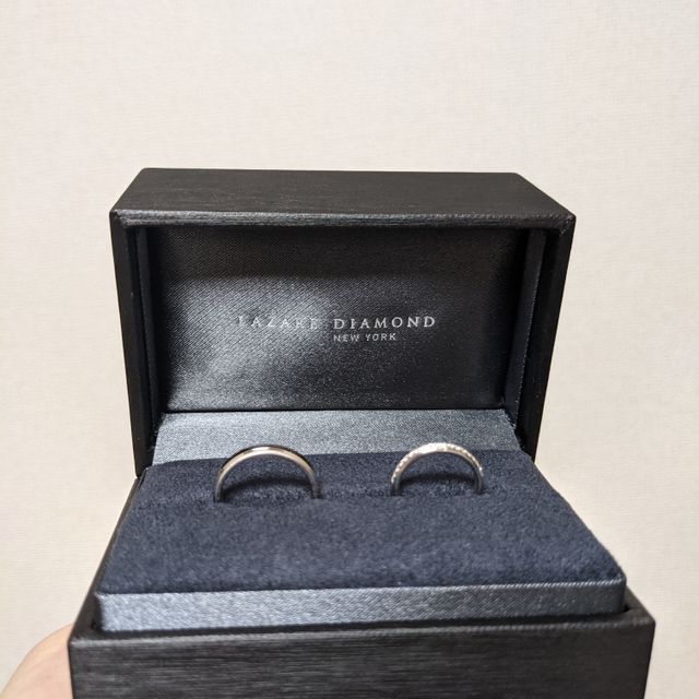 【ラザール ダイヤモンド(LAZARE DIAMOND)の口コミ】 ミル打ち、ハーフエタニティのプラチナ素材の指輪です。お互いに手への馴…