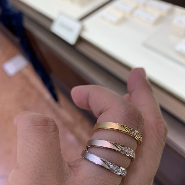 【CHARMY(チャーミー)の口コミ】 ハニーゴールドと言うゴールドがとても綺麗で惹かれました！
女性の指には…