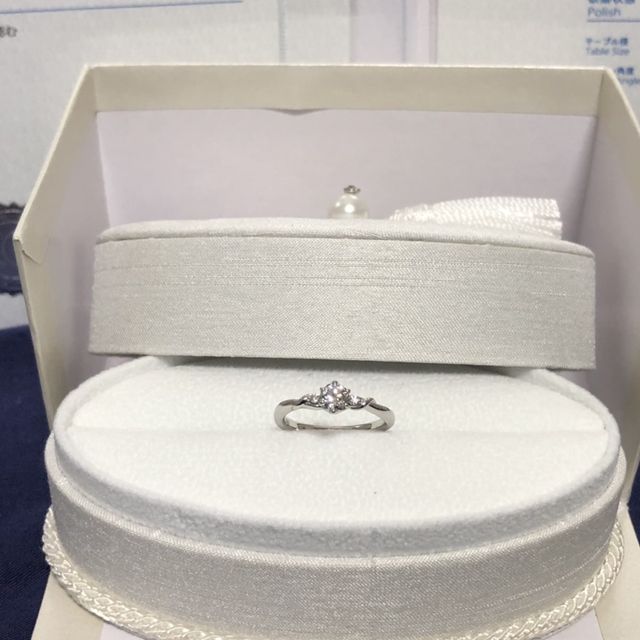 【BIJOUPIKO(ビジュピコ)の口コミ】 この婚約指輪は、とにかくデザインが気に入りました。両方のサイドにメレ…