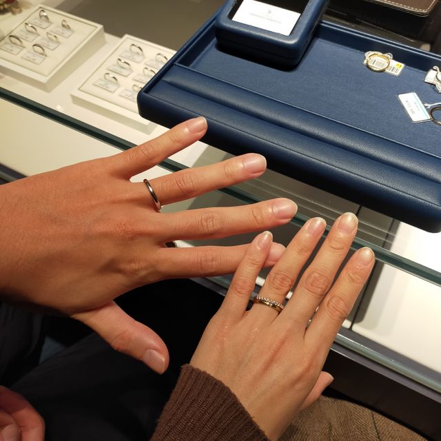 【銀座ダイヤモンドシライシの口コミ】 婚約指輪は日常使いしやすいエタニティリングと決めていたので、結婚指輪…