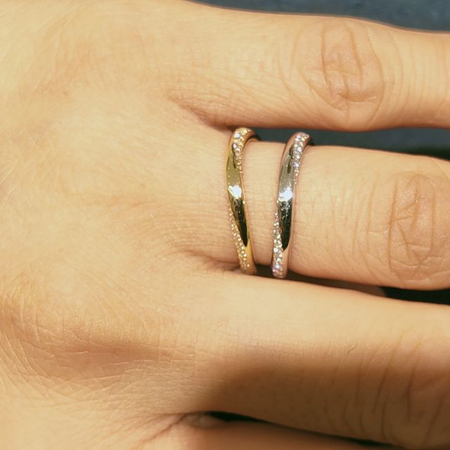 【4℃ BRIDAL(ヨンドシーブライダル)の口コミ】 この女性用の指輪は低価格ですが、斜めに石が配置されている為、リング正…