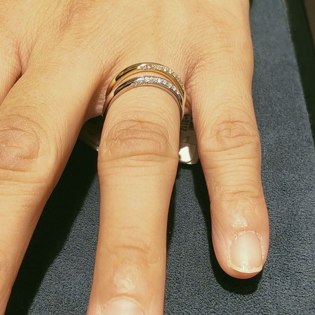 【4℃ BRIDAL(ヨンドシーブライダル)の口コミ】 この女性用の指輪は低価格ですが、斜めに石が配置されている為、リング正…