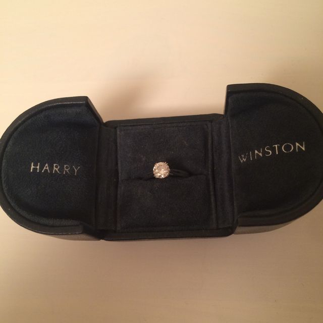 【ハリー・ウィンストン(Harry Winston)の口コミ】 婚約指輪の頂点だと感じたため。芸能人の婚約指輪の代名詞ともいえるブラ…