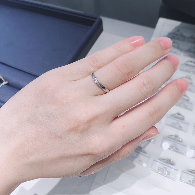 【銀座ダイヤモンドシライシの口コミ】 最初はひとつ石のものを探していましたが、ここはダイヤモンドが有名なブ…