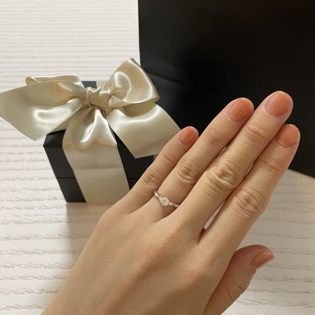 【エクセルコダイヤモンド(EXELCO DIAMOND)の口コミ】 指輪を見るまでは一粒ダイヤが王道な感じがして憧れていましたが、つけた…
