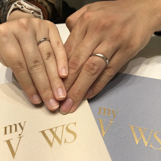 【4℃ BRIDAL(ヨンドシーブライダル)の口コミ】 少しウェーブかかったリングで指がきれいに見えるのが決め手でした。お値…