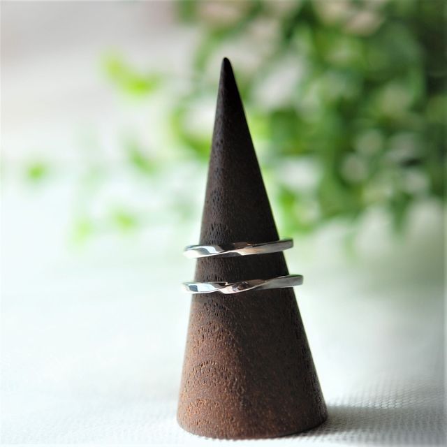 【Smith(工房スミス)の口コミ】 指輪のデザインは2人とも同じデザインを気に入ってて、素材を選ぶのも意見…