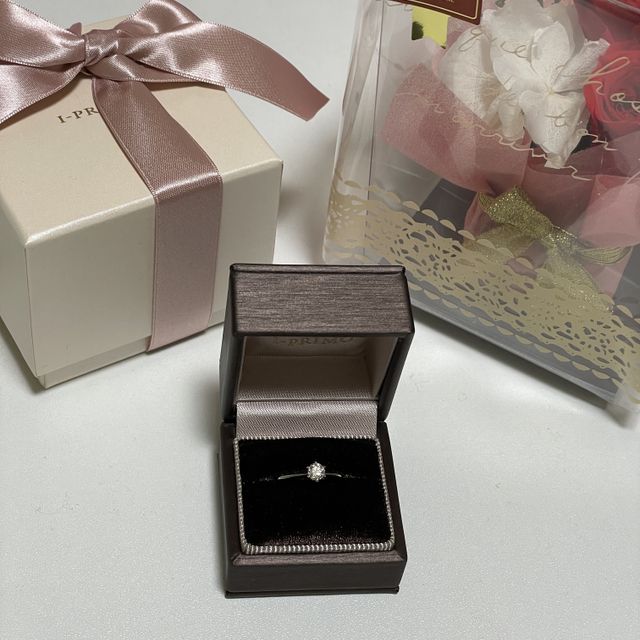 【アイプリモ(I-PRIMO)の口コミ】 シンプルな、ザ・婚約指輪というデザインです。
ブランドのおすすめポイン…