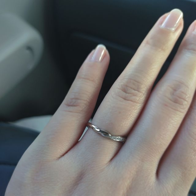 【COLANY(コラニー)の口コミ】 派手すぎない程度のデザインがとてもおしゃれで素敵でした。
石の位置や見…