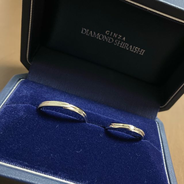【銀座ダイヤモンドシライシの口コミ】 こちらは最初に見た時からほぼ決めていて、シンプルかつラインが入ってい…