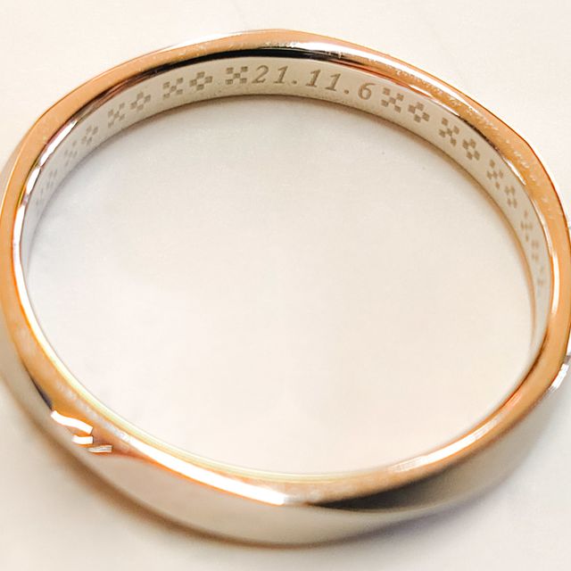 【アイプリモ(I-PRIMO)の口コミ】 全面同じデザインが欲しかったので決めました。
全部キラキラしてると普段…