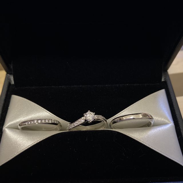 【エクセルコダイヤモンド(EXELCO DIAMOND)の口コミ】 ダイヤモンドの輝き、デザイン、スタッフの方の対応が良く決めました。
派…