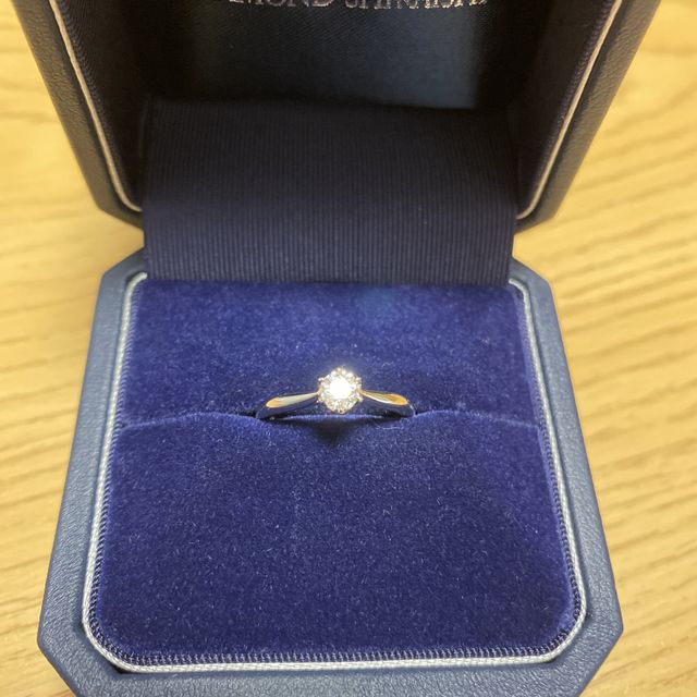 【銀座ダイヤモンドシライシの口コミ】 ダイヤモンドの輝きが非常に綺麗でした。デザインは派手すぎず、シンプル…