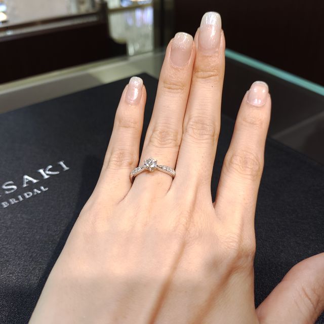 【TASAKI(タサキ)の口コミ】 中心のダイヤモンドを6ツメで支えており、周りに細かなダイヤが散りばめら…