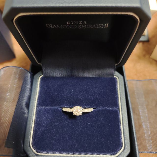 【銀座ダイヤモンドシライシの口コミ】 中心のダイヤモンドは4ツメで支えられており、周りの細かなダイヤモンドが…