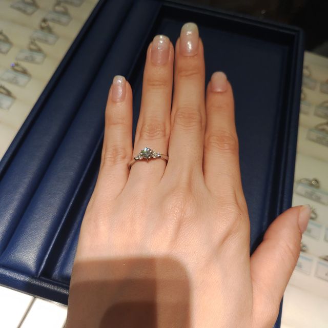 【銀座ダイヤモンドシライシの口コミ】 中心のダイヤを挟むように小さなダイヤが両脇に3つずつついている。中心の…