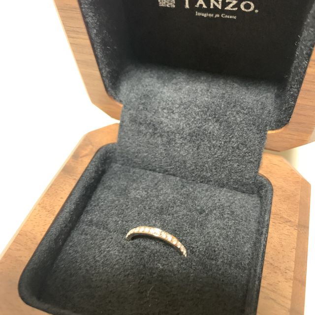【TANZO.(鍛造指輪)の口コミ】 決め手は頑丈さです。
婚約指輪も普段使いしたいという要望があり、少しで…