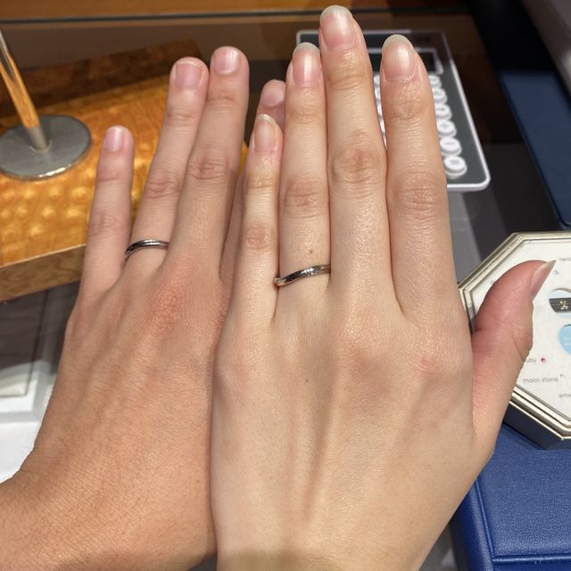 【銀座ダイヤモンドシライシの口コミ】 ウェーブ型ですが、他のお店にはない特徴を持ったデザインで、指輪をはめ…