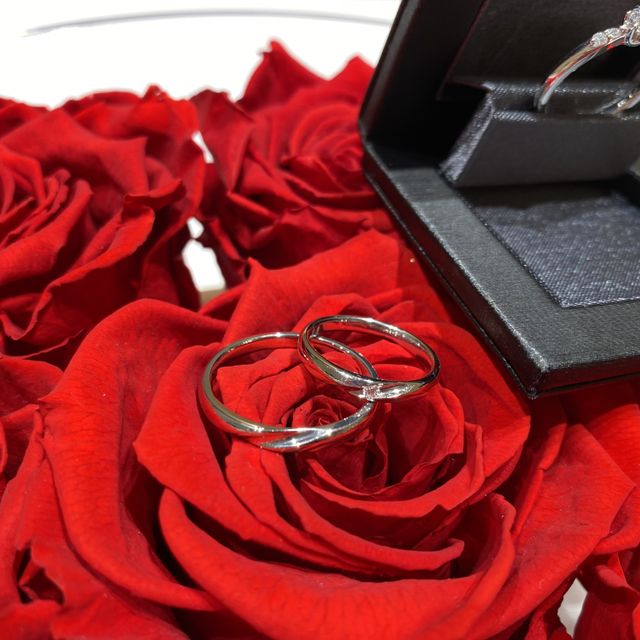 【ラザール ダイヤモンド(LAZARE DIAMOND)の口コミ】 もともとシンプルなデザインを探していました。シンプルでありながらもオ…