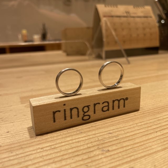 【ringram(リングラム)の口コミ】 形や色が好みだったためこの指輪に決めました！
柄などつけたりダイヤをつ…