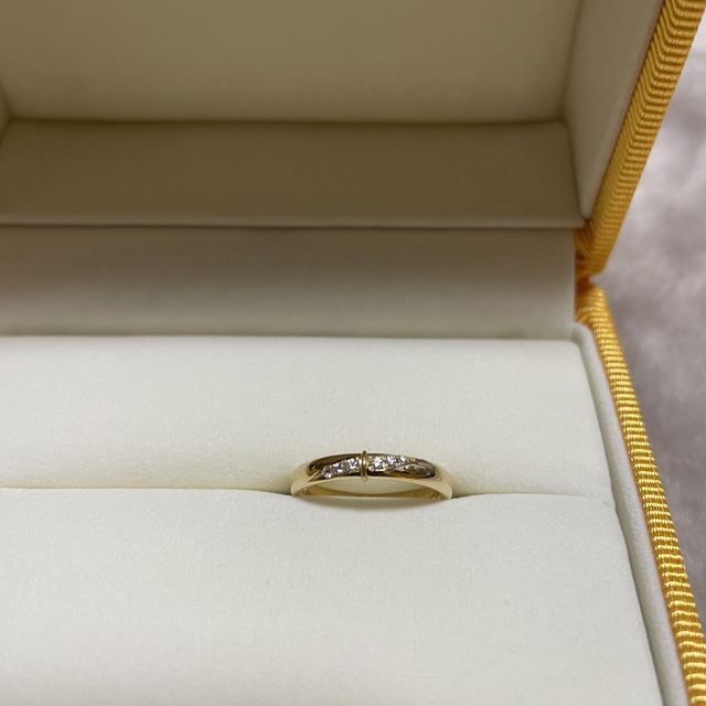 【ケイウノ ブライダル(K.UNO BRIDAL)の口コミ】 指輪をはめた時のつけ心地がフィットしたのと、指輪中央にある純金の糸を…