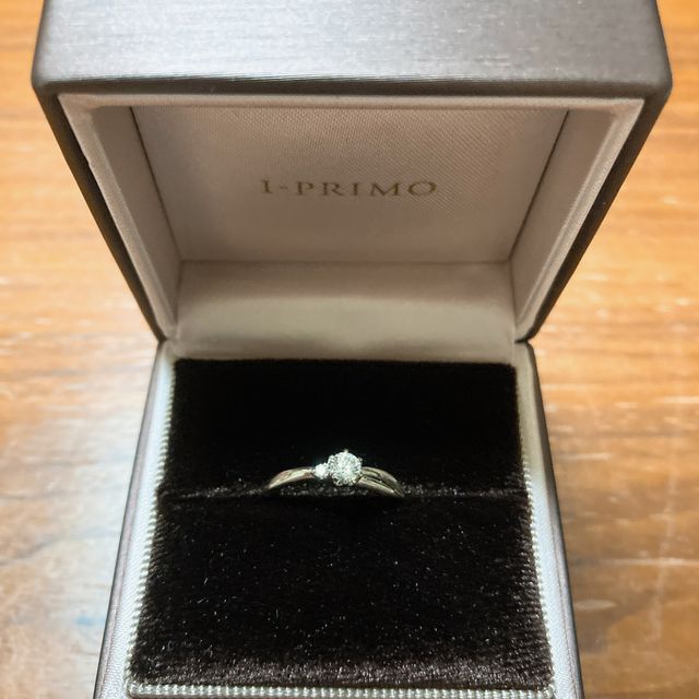 【アイプリモ(I-PRIMO)の口コミ】 婚約指輪で、彼が購入してくれたため決め手は分かりません。左右非対称の…