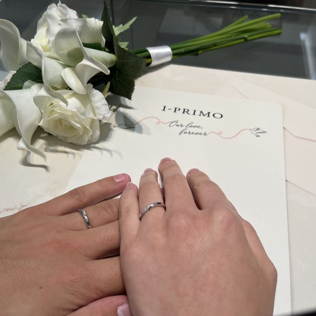 【アイプリモ(I-PRIMO)の口コミ】 指輪のデザインはウェーブ型で7つのダイヤモンドがついており、あらゆる角…