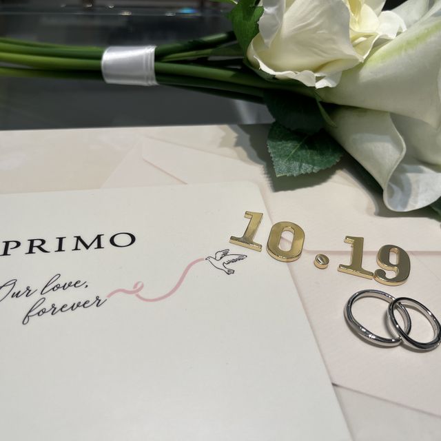 【アイプリモ(I-PRIMO)の口コミ】 指輪のデザインはウェーブ型で7つのダイヤモンドがついており、あらゆる角…