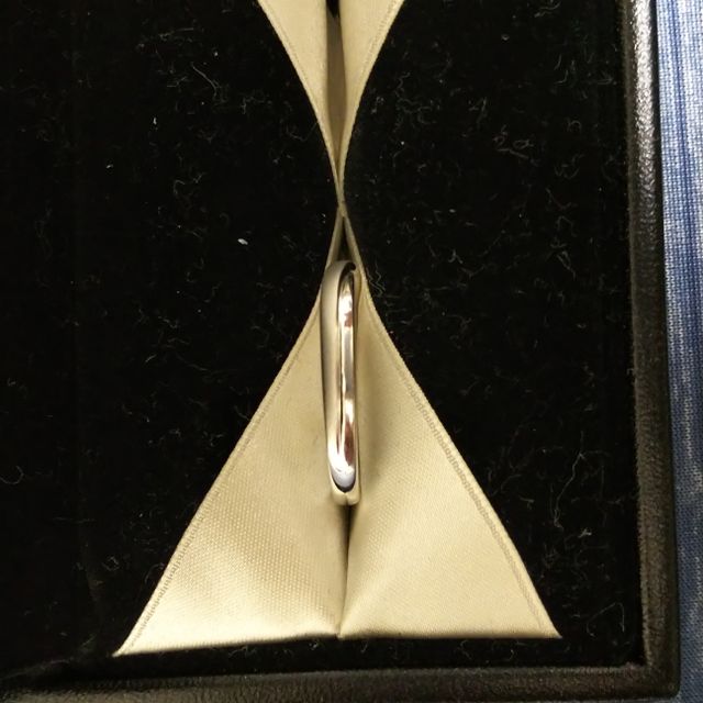 【エクセルコダイヤモンド(EXELCO DIAMOND)の口コミ】 妻と一緒のセットリングにしました。リング内の丸みもあり、はめ心地はと…