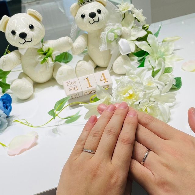 【4℃ BRIDAL(ヨンドシーブライダル)の口コミ】 デザインはシンプルかつゴツゴツしていない物で価格もそれほど高く無いも…