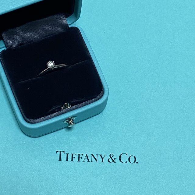 【ティファニー(Tiffany & Co.)の口コミ】 婚約指輪はセッティングにしました。
主人と一緒に見に行きました。
ダイ…