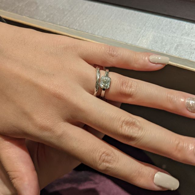 【ORECCHIO(オレッキオ)の口コミ】 緩やかなウェーブがあり、優しい印象のリングです。
色はたしか3色あった…