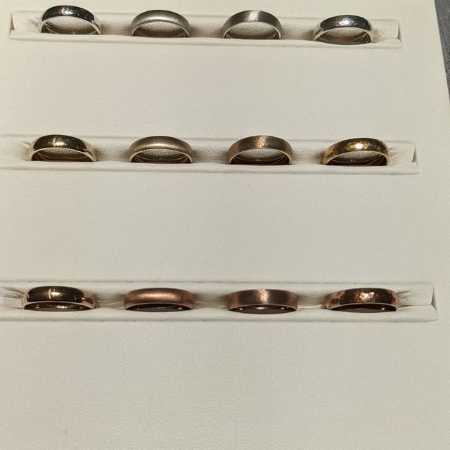 【ORECCHIO(オレッキオ)の口コミ】 緩やかなウェーブがあり、優しい印象のリングです。
色はたしか3色あった…