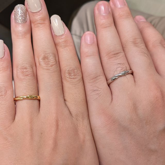 【ORECCHIO(オレッキオ)の口コミ】 緩やかなウェーブがあり、優しい印象のリングです。
色はたしか3色あった…