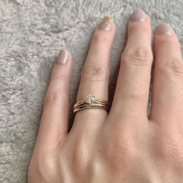 【銀座ダイヤモンドシライシの口コミ】 ダイヤ面を上部にして着用した際の華やかさに一目惚れしました。小粒のダ…