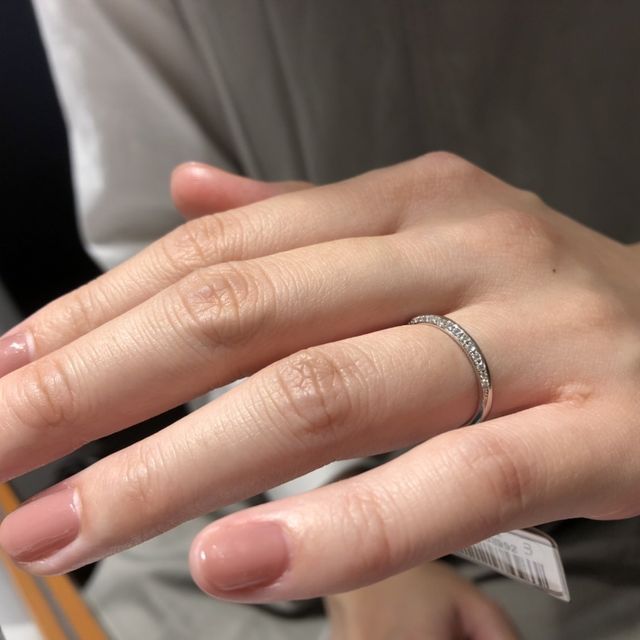 【銀座ダイヤモンドシライシの口コミ】 ダイヤ面を上部にして着用した際の華やかさに一目惚れしました。小粒のダ…