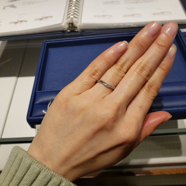 【4℃ BRIDAL(ヨンドシーブライダル)の口コミ】 指輪のVになっている部分の曲線が指を長く綺麗に見せてくれます。
また若…