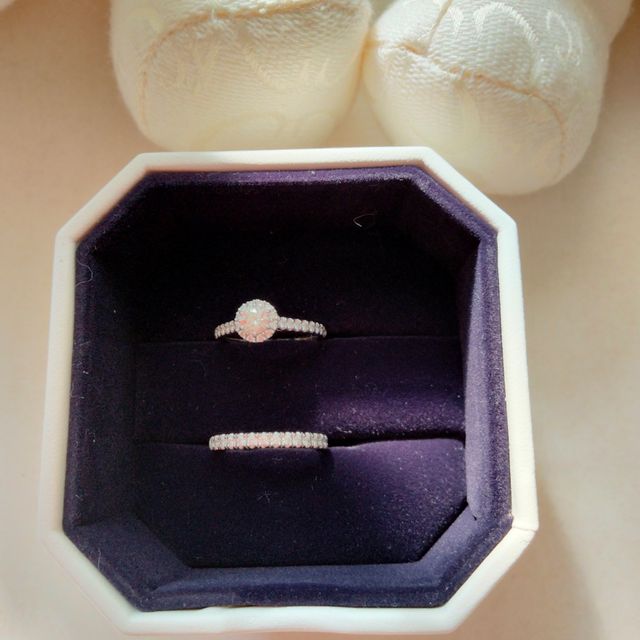 【4℃ BRIDAL(ヨンドシーブライダル)の口コミ】 取り巻きタイプのダイヤの婚約指輪のなかで1番ゴージャスで華やかで、その…