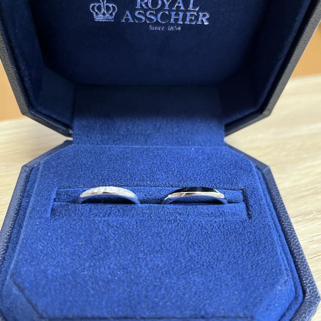 【ROYAL ASSCHER(ロイヤル・アッシャー)の口コミ】 最初はマットな感じの指輪を購入予定で、2人で買い物に行きましたがここの…