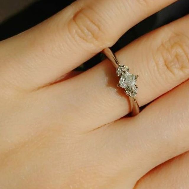 【ROYAL ASSCHER(ロイヤル・アッシャー)の口コミ】 どの角度から見ても綺麗なリングデザインであることと、ロイヤル・アッシ…