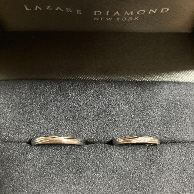 【ラザール ダイヤモンド(LAZARE DIAMOND)の口コミ】 細めのでストレートの結婚指輪を中心に探していました。その中でラザール…
