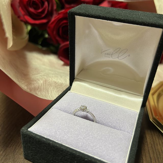 【VANillA(ヴァニラ)の口コミ】 サイドとメレの入ったデザインの指輪を探していました。他のブランドと比…