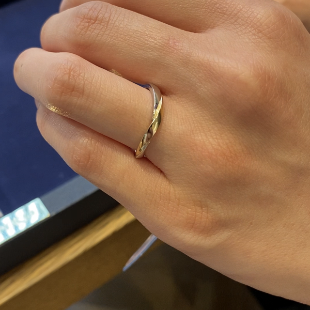 【LAPAGE(ラパージュ)の口コミ】 コンビネーションで、少し捻りのあるデザインです。ピンクゴールドのコン…