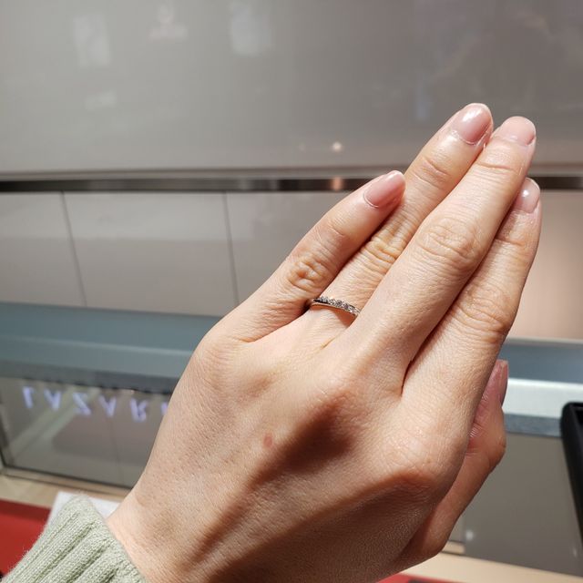 【ラザール ダイヤモンド【取扱店販売】の口コミ】 ダイヤモンドの輝きの美しさが決め手でした。
指輪をはめた状態で手を動か…