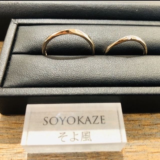 【SIENAROSE(シエナロゼ)の口コミ】 名前の通りそよ風のような流れるデザインで、大変珍しく人目を引くデザイ…