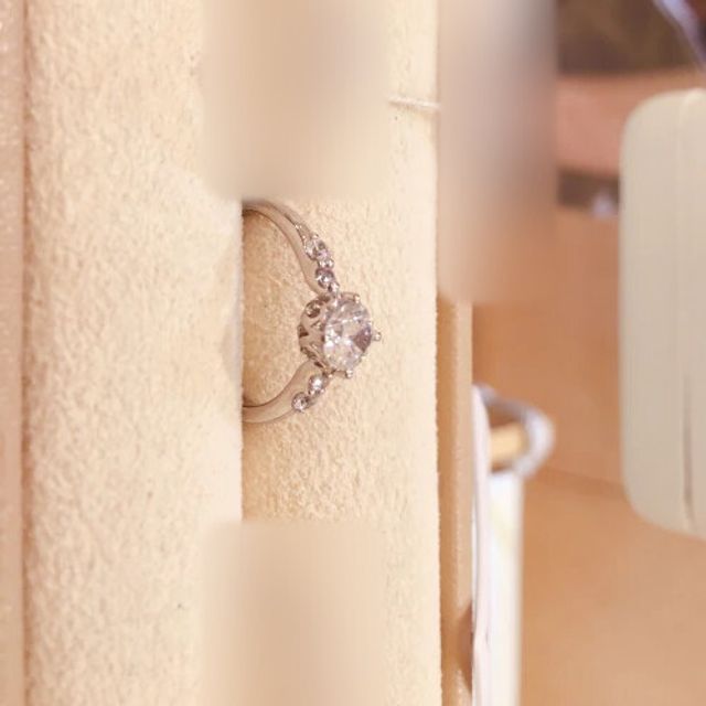 【Mariage ent(マリアージュエント)の口コミ】 センターの大きなダイヤモンドとサイドにメレダイヤが２つ付いており、ど…