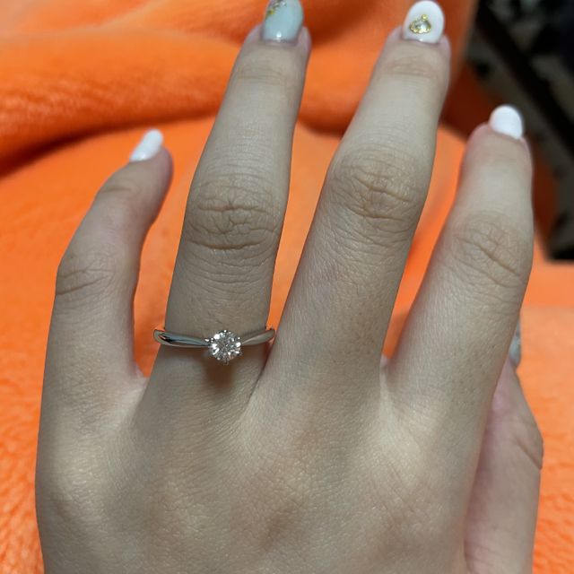 【銀座ダイヤモンドシライシの口コミ】 シンプルなデザインを探していて、シンプルな中でも数あるデザインの中か…