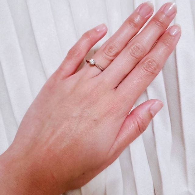 【銀座ダイヤモンドシライシの口コミ】 彼女の好みそうなシンプル目な指輪を探していました。指が細めなので、小…