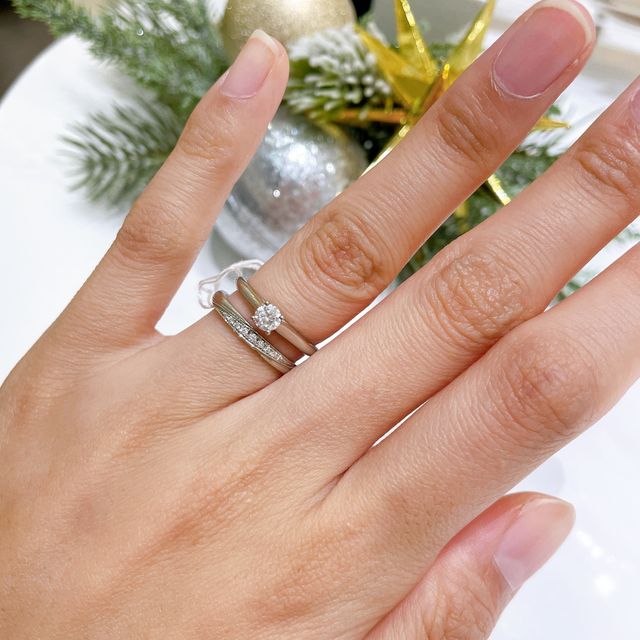 【4℃ BRIDAL(ヨンドシーブライダル)の口コミ】 シンプルですが、上品で高級感のあるデザインで歳を重ねても気兼ねなく着…